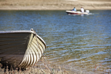 piccola barca tirata a secco sulla riva del lago Salto © Giuseppe Blasioli