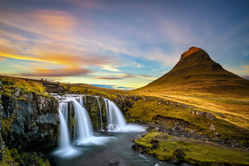 Fototapeta premium Zmierzch nad Kirkjufellsfoss siklawą i Kirkjufell górą w Iceland