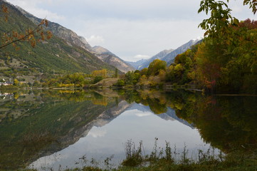 Preciosa vista del lago de Eriste en otoño tras las primeras nieves