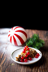 Weihnachtskuchen isoliert auf schwarz