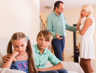 Obraz premium Unhappy siblings and quarrel parents
