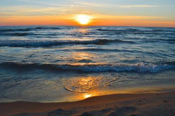 Naklejka premium Genialny wschód słońca nad wodami jeziora Huron w Oscoda, Michigan
