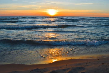 Poster de jardin Mer / coucher de soleil Lever de soleil brillant sur les eaux du lac Huron à Oscoda, Michigan