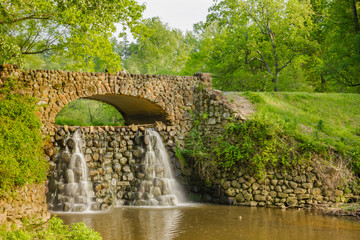 Naklejka premium Wodospad Bridge w Reynolda Gardens