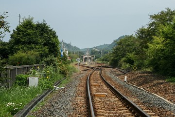 Fototapeta premium 単線の線路と駅舎
