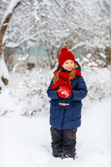 Fototapeta na wymiar Little girl outdoors on winter