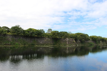 Fototapeta na wymiar 大阪城天守閣を外堀から眺める