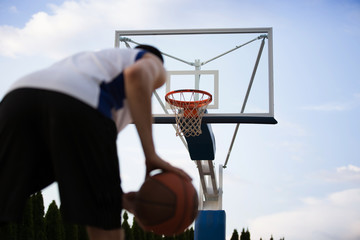 Obraz premium Basketball player training on the court. concept about basketbal