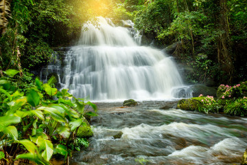 Fototapety  Wodospad Mun Dang w głębokim lesie świeży zielony sezon deszczowy w Tajlandii