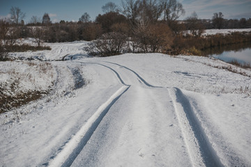Fototapeta na wymiar Winter trail after the first snow