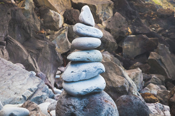 escultura zen / escultura zen de piedras en la playa