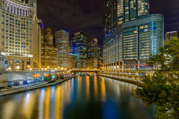 Naklejka premium Chicago River skyline z miejskimi drapaczami chmur w nocy, IL, USA