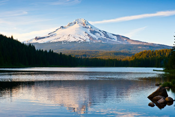 Trillium lake with mount hood reflection scene Oregon USA - obrazy, fototapety, plakaty