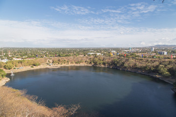 Obraz premium Tiscapa lagoon view from Managua, Nicaragua