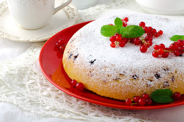 Vanilla sponge cake with fresh red currants