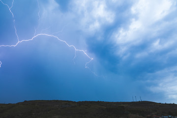 Tormenta eléctrica / Tormenta eléctrica descarga rayo sobre montaña