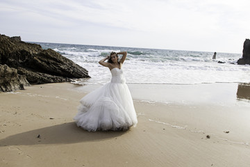 Fototapeta na wymiar Bride on beach