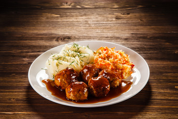 Roasted meatballs, mashed potatoes and vegetables 