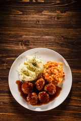 Roasted meatballs, mashed potatoes and vegetables 