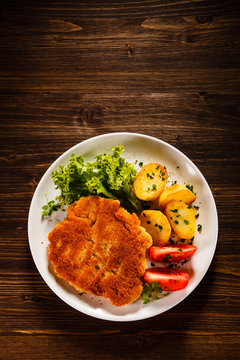 Fried pork chops and vegetable salad 