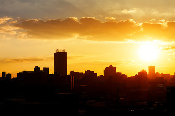 Fototapeta premium Miasto podczas ciepłego zachodu słońca