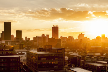 Fototapeta premium Miasto podczas ciepłego zachodu słońca