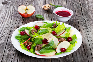 apple, spinach, cheese, lettuce leaves Frise, caramelized walnut