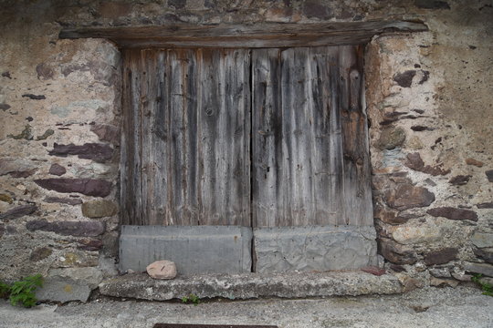 Vieille porte en bois d’une grange de village en montagne
