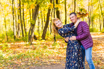 Naklejka premium love, relationship, family and people concept - couple in autumn park