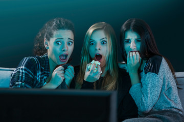 Obraz premium Scared teenage watching movies