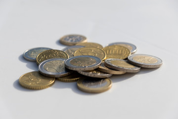 Euro Münzen auf dem Tisch
