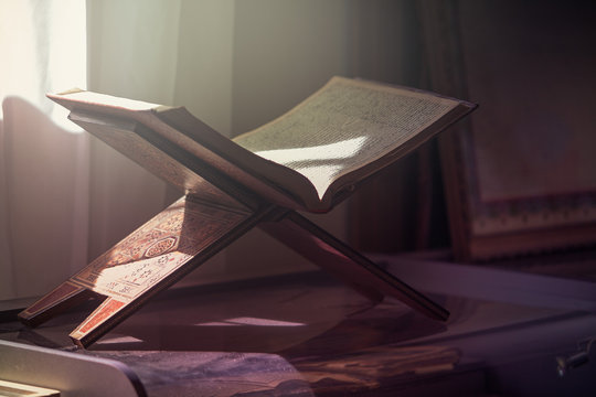 Священная книга Коран - основа религии Ислам