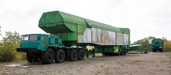 Atomraketenbasis aus dem Kalten Krieg mit Transportern