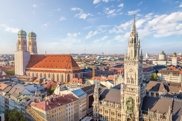 Fototapeta premium Widok na Monachium Marienplatz z ratuszem i kościołem Frauenkirche, Bawaria, Niemcy