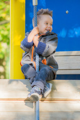 kind klettert auf dem spielplatz