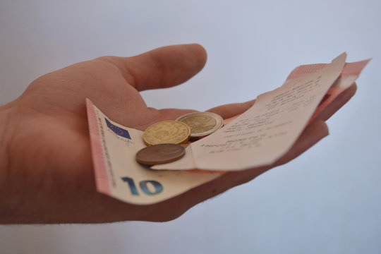 dinero con la cuenta en mano