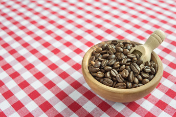 Obraz premium Coffee beans in the wooden bowl