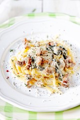 Pasta with chanterelles and spinach