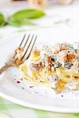 Pasta with chanterelles and spinach