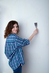 Naklejka premium Young woman in casual clothes in front of white wall