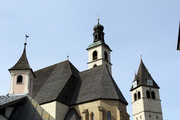 Fototapeta na wymiar St. Andreas Kirche in Kitzbühel (Tirol in Österreich)