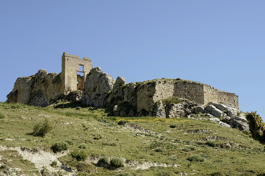 Ruinas del antiguo castillo del municipio de Bedmar, Ja&eacute;n