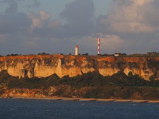 leuchtturm an der steilküste von Bilbao, Spanien im Sonnenuntergang 