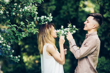 Obraz premium man and woman in the park