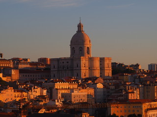 Fototapeta na wymiar Lissabon Stadtansicht, Portugal im Sonnenaufgang 