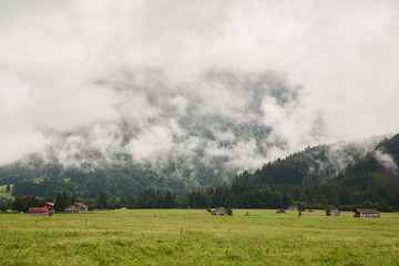 Fr&uuml;hnebel verh&uuml;llt Berge im Bergsommer
