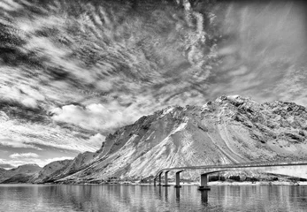 Papier Peint photo Noir et blanc Pont près de Flakstadoya. Lofoten, Norvège. La belle vue sous un ciel nuageux aux Lofoten.
