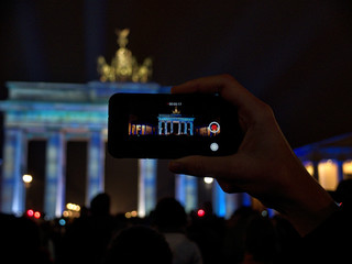 Handyfoto vom farbig beleuchteten Brandenburger Tor