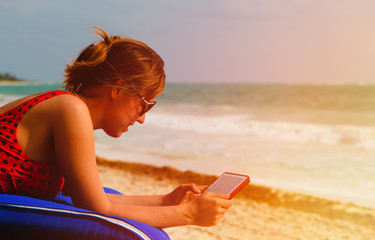Obraz premium woman with touch pad on tropical beach