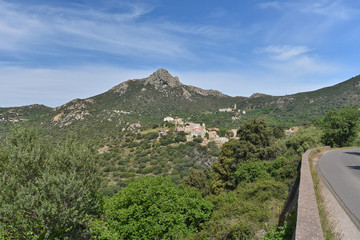 Fototapeta na wymiar Green Corsican mountain with a small village Pigna